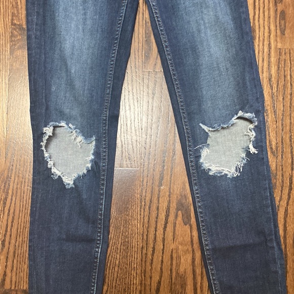 Free People Skinny Women’s Distressed Jeans in Blue Wash. size 25 - Picture 2 of 11